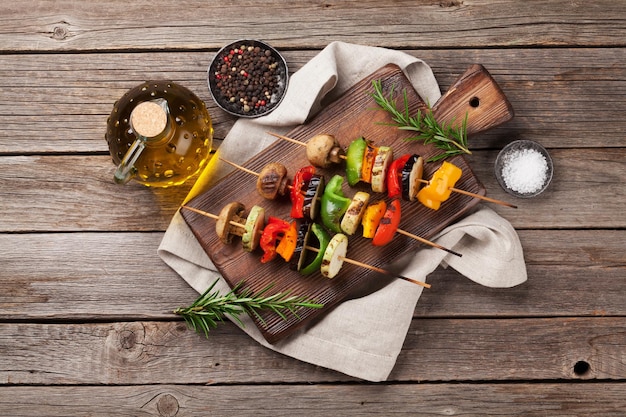 Verduras a la plancha sobre tabla para cortar