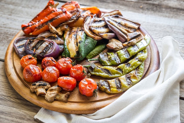 Verduras a la plancha sobre tabla de madera