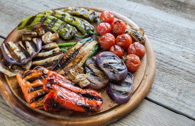 Verduras a la plancha sobre tabla de madera