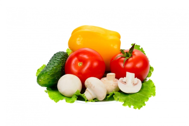 Verduras en un plato aislado sobre fondo blanco.