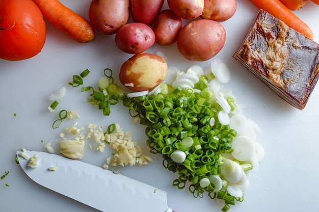 Verduras de primavera y tocino en la mesa de la cocina Alimentos saludables están en la mesa Comida casera
