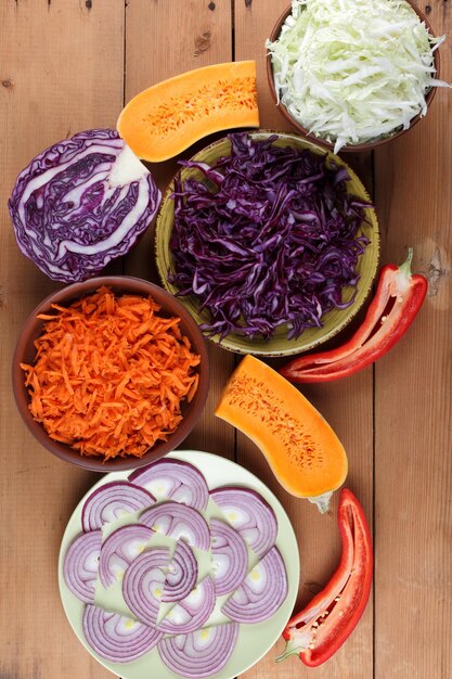 Verduras de primer plano antes de la ensalada Bodegón de verduras coloridas sobre un fondo de madera Estilo de vida saludable