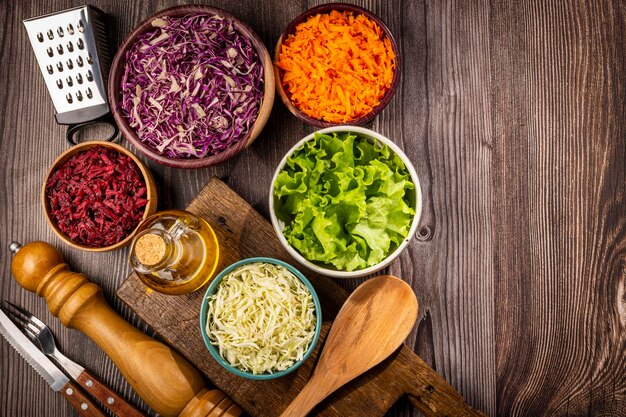 Verduras ralladas frescas en tazones sobre la mesa Comida saludable