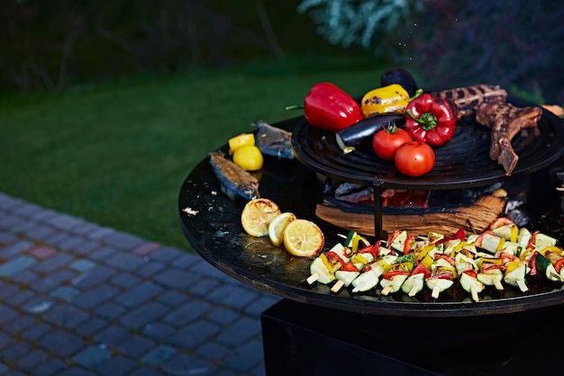 Foto las verduras recién asadas a la parrilla kelvin superficial