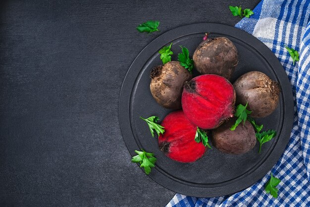 Verduras de remolacha en la mesa