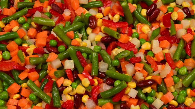 Verduras en rodajas maíz frijoles guisantes zanahorias pimientos fondo