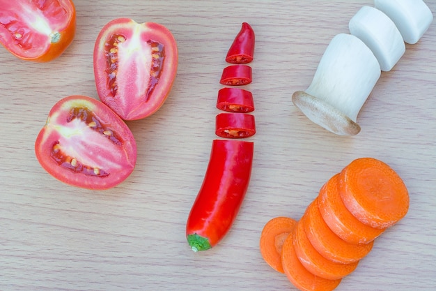 verduras en rodajas en el piso de madera