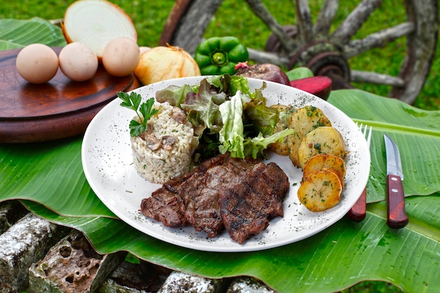 Verduras, rosbif y puré de papas