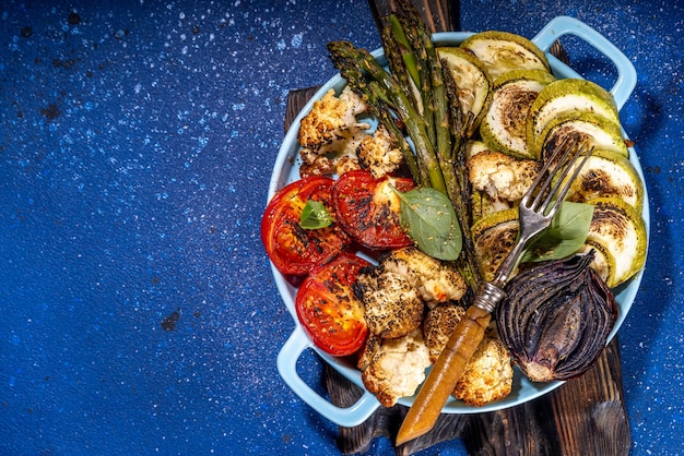 Verduras saludables a la parrilla en una sartén