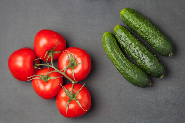 Verduras saludables - pepino y tomate. Vista superior.