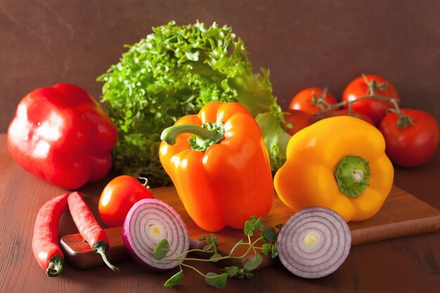 Verduras saludables pimiento ensalada de tomate cebolla chili sobre fondo rústico