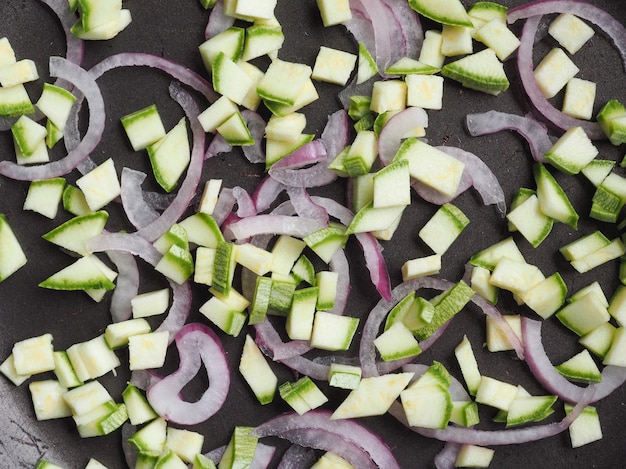 Foto verduras en una sartén