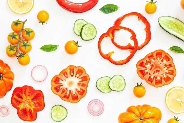 Verduras sobre fondo blanco de mesa