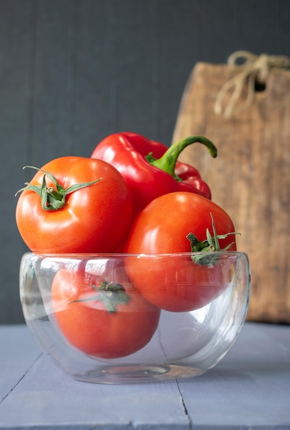 Verduras sobre un fondo de madera cocinadas a partir de tomates y pimientos rojos dulces enfoque selectivo