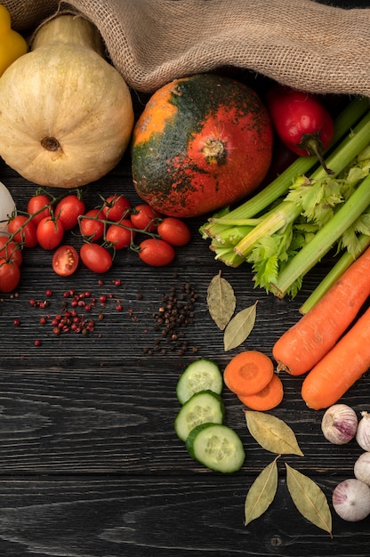 Verduras sobre un fondo de madera oscura, bellamente decorado bodegón de verduras.