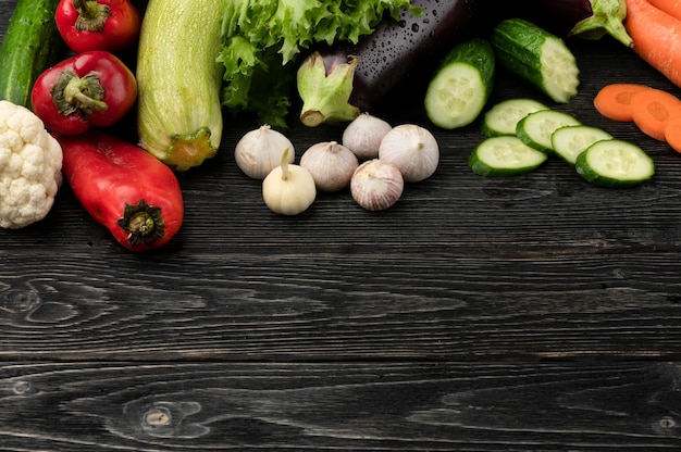 Verduras sobre un fondo de madera oscura con espacio de copia y vista superior