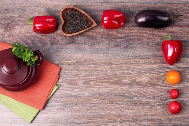 Verduras sobre fondo de madera vieja arriba cerca disparar