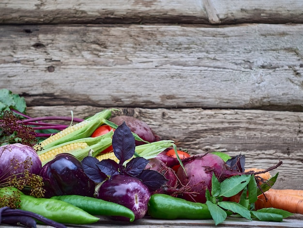 Verduras sobre un fondo de madera.