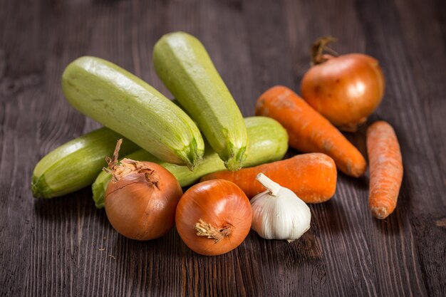 Verduras sobre un fondo oscuro de madera