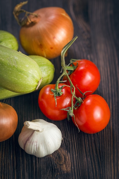 Foto verduras sobre un fondo oscuro de madera