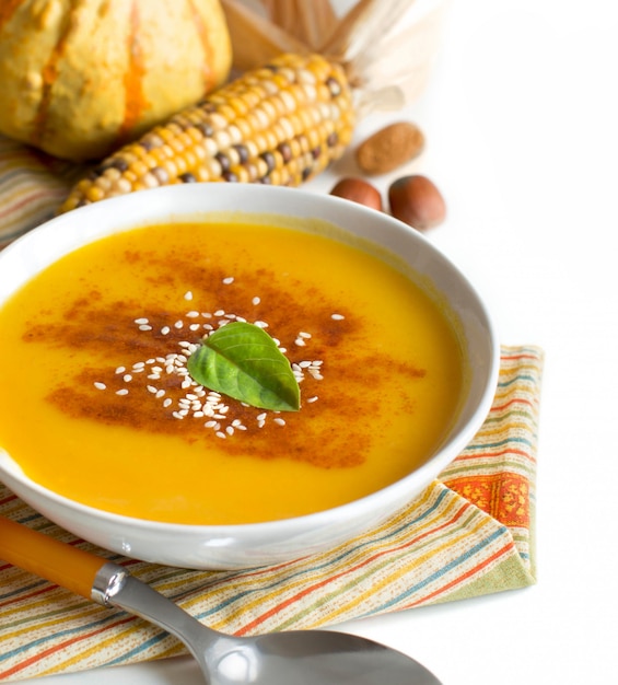 Foto verduras y sopa de calabaza fresca