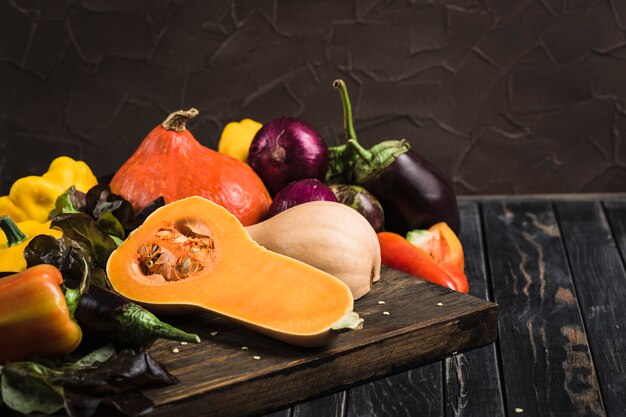 Verduras en tabla de cortar