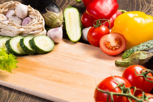 Verduras en el tablero de la cocina