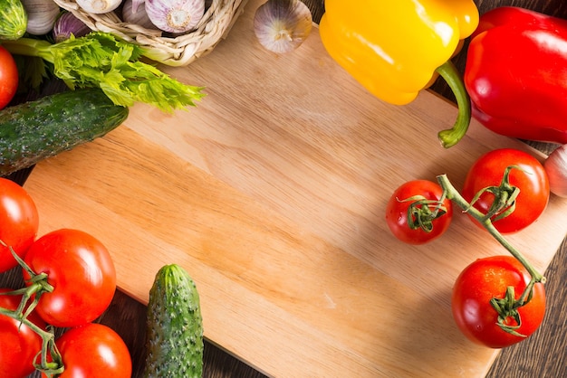 Verduras en el tablero de la cocina