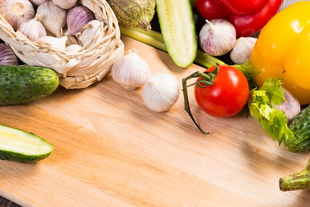 Verduras en el tablero de la cocina