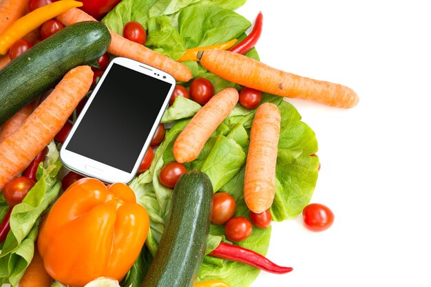 Verduras y un teléfono inteligente