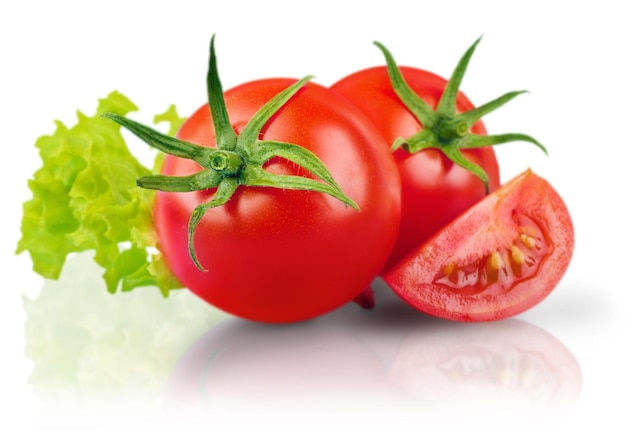 Verduras de tomate y hojas de perejil bodegón aislado sobre fondo blanco recorte
