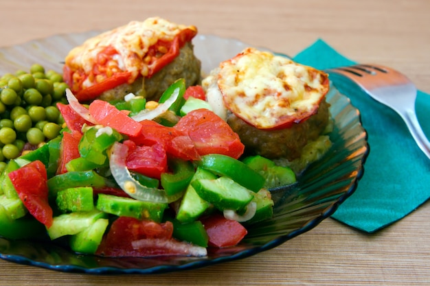 Verduras, tostadas y guisantes