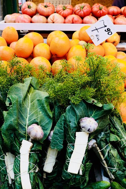 Foto verduras para la venta en el mercado