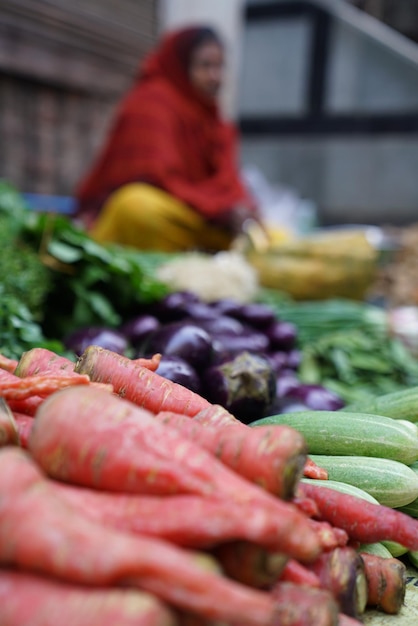 Foto verduras para la venta en el puesto del mercado local