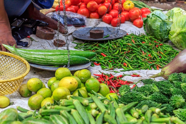 Foto verduras para la venta en los puestos de mercado
