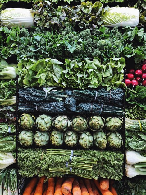 Foto verduras para la venta en los puestos de mercado