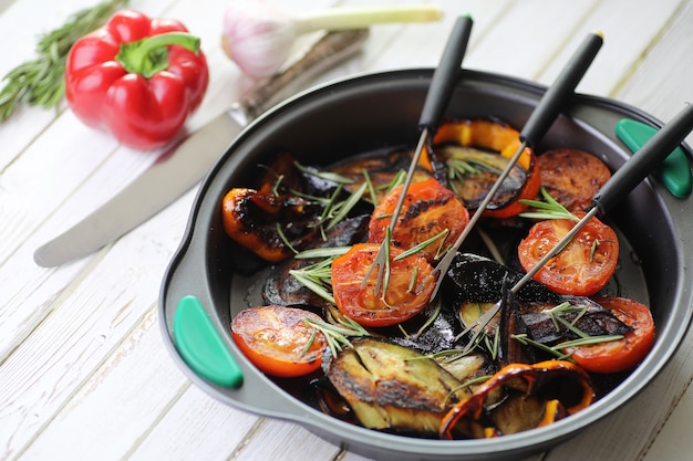 Verduras de verano a la plancha berenjena frita y tomates