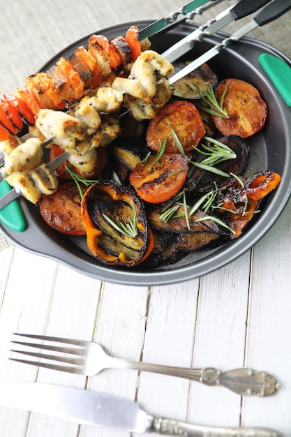 Verduras de verano a la plancha berenjena frita y tomates