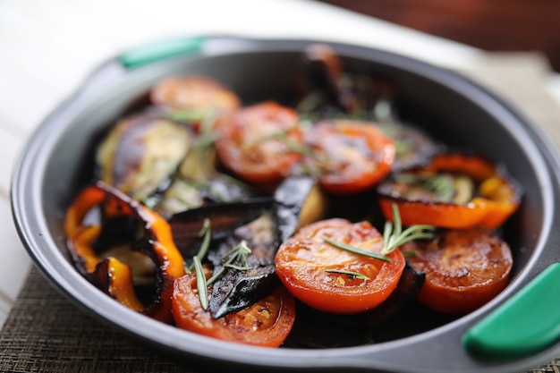 Verduras de verano a la plancha berenjena frita y tomates