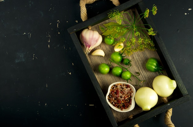 Verduras verdes en una bandeja