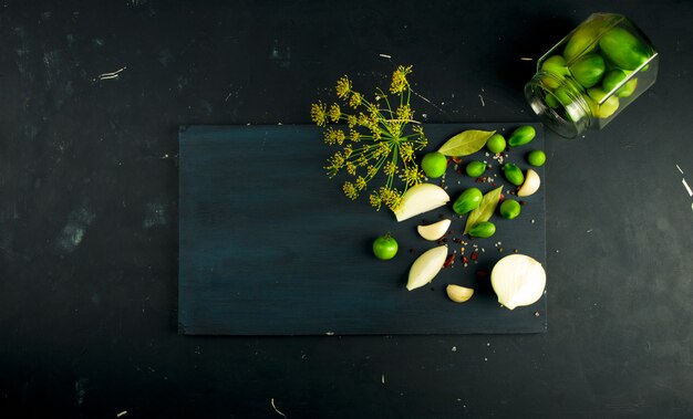 Verduras verdes y especias en una tabla de madera