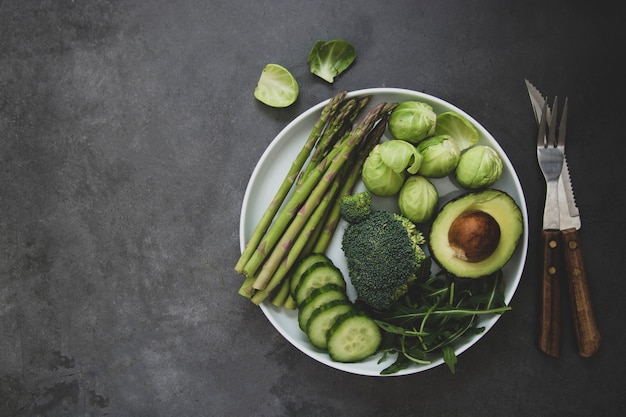 Verduras verdes frescas. Desintoxicación, bajar de peso, concepto de dieta. Comida sana y limpia.