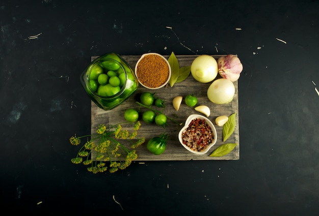 Verduras verdes en mesa de madera