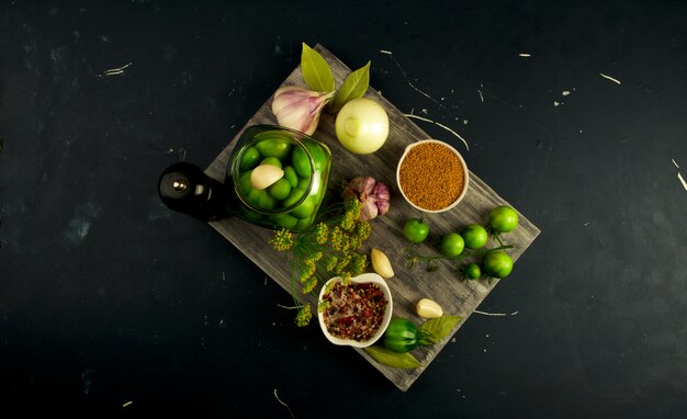 Verduras verdes en mesa de madera