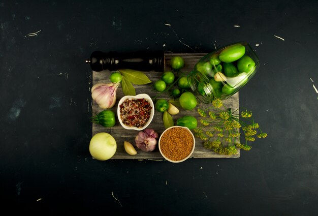 Verduras verdes en mesa de madera