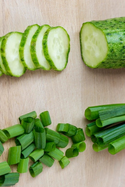 Verduras verdes en rodajas sobre una tabla de cortar Vista superior