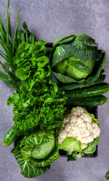 Verduras verdes sobre el fondo gris