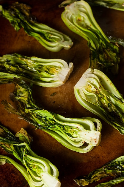 Verduras verdes sobre tabla de madera