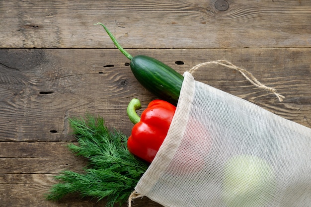 Verduras y verduras en una bolsa de algodón.