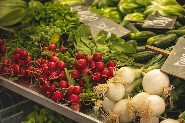 Verduras y verduras en un mostrador del mercado